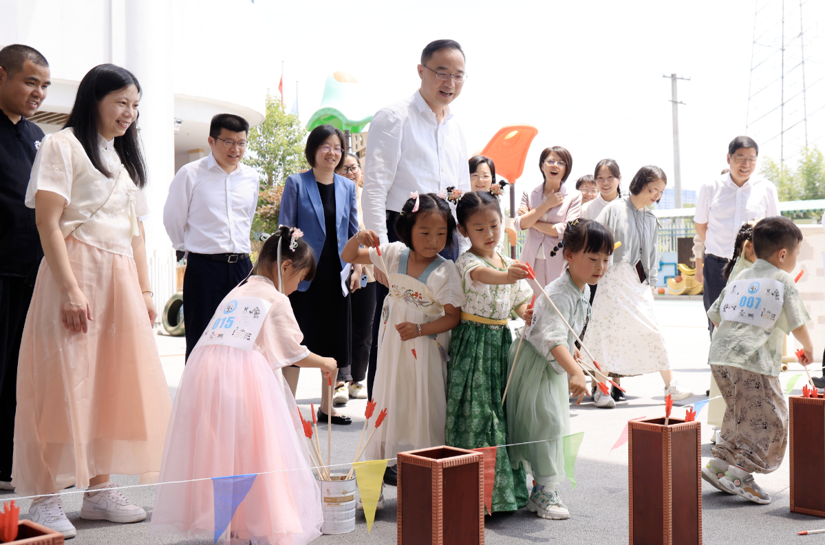 祝全區(qū)兒童節(jié)日快樂！區(qū)四套班子領(lǐng)導(dǎo)開展“六一”國際兒童節(jié)走訪慰問